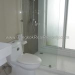 The Bloom Sukhumvit 71 mid floor 1 bed to rent near BTS phra Khanong bathroom
