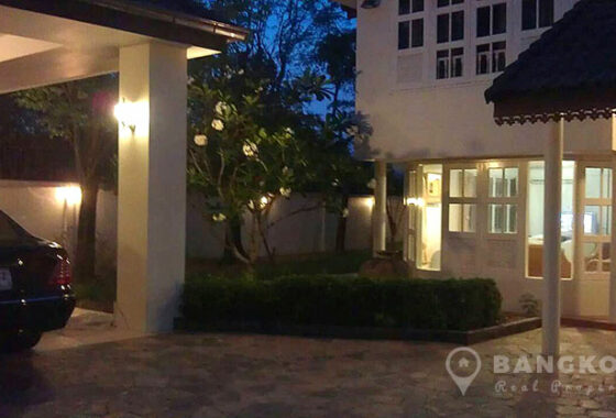 Modern Detached Corner 3 bed 3 bath with maid Sammakorn Village