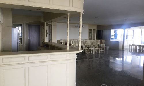 Oriental Towers Spacious 4 Bed 5 Bath Condo in Ekkamai to rent