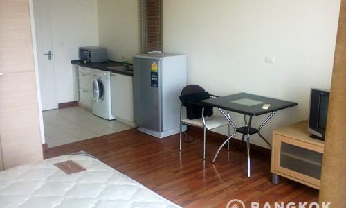 Sukhumvit plus studio 30 sq.m high floor to rent near BTS