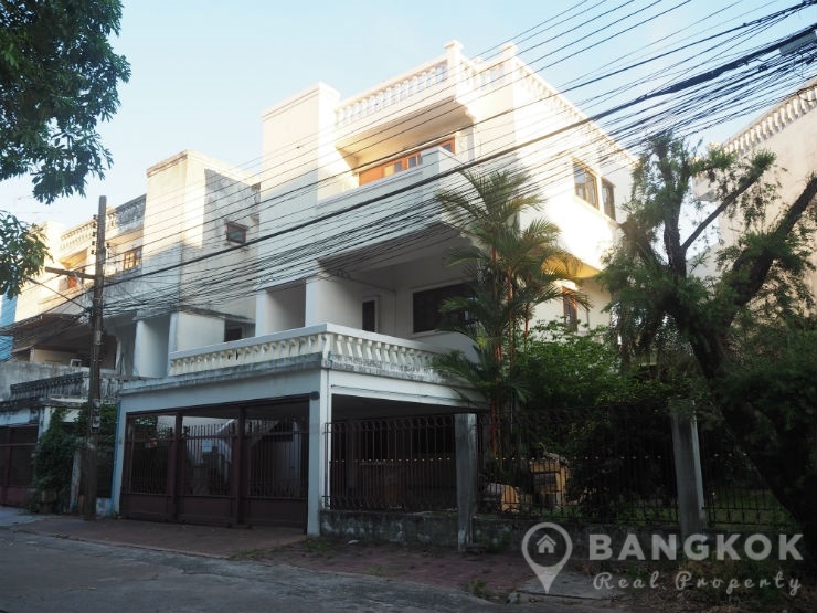 Spacious 4 Bed Pattanakarn Office 200 sq.m near Hua Mark ARL to rent