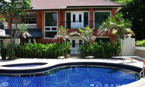 Spacious Detached 3 Bed 4 bath Ekamai House with Private Pool to rent