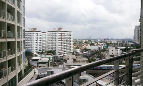 Le Luk Spacious Modern 1 Bedroom Condo near Phra Khanong BTS to rent