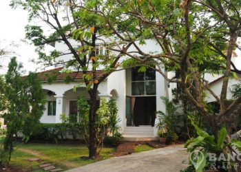 Renovated Detached 4 Bed 5 Bath large garden Laddawan Srinakarin House to rent