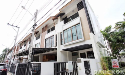 Spacious 1st Rental 3 Bed 4 Bath Bangchak Townhouse near BTS to rent