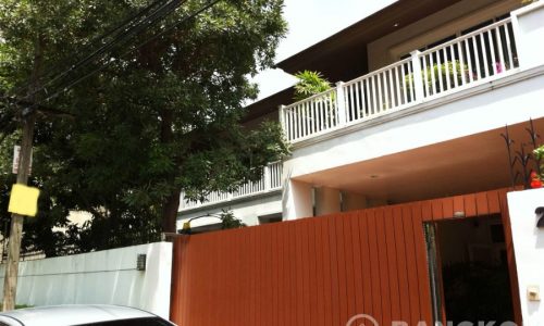 Spacious Detached 3+1 Bed Phrom Phong House near BTS to Rent