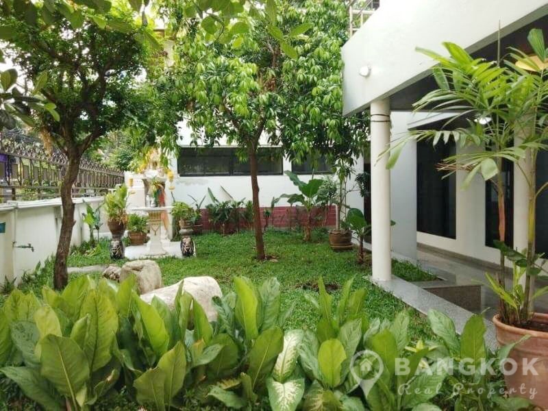 Detached Spacious 3 + 1 Bed 3 Bath Nana House with garden to rent