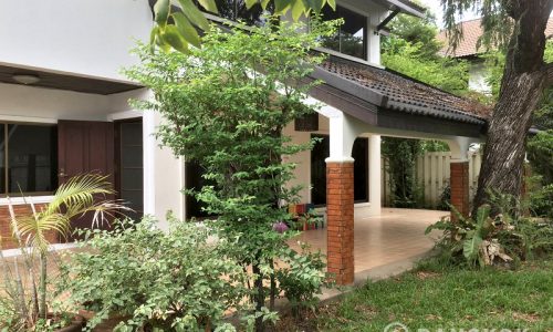 Detached Spacious 3 Bed 3 Bath 1 Maid Thonglor House 360 sq.m with garden to rent