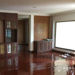 Detached Spacious 3 Bed 3 Bath 1 Maid Thonglor House 360 sq.m with garden to rent