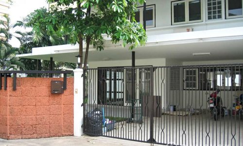 Detached Spacious 3 Bed 3 Bath Ekkamai House with Garden to Rent
