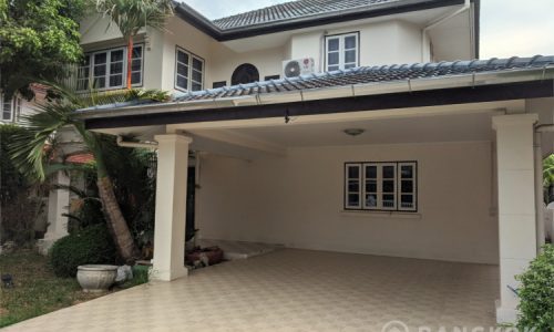 RENT Sammakorn Village Ramkhamhaeng Detached House 3 bed 1 study 3 bath with mature Garden