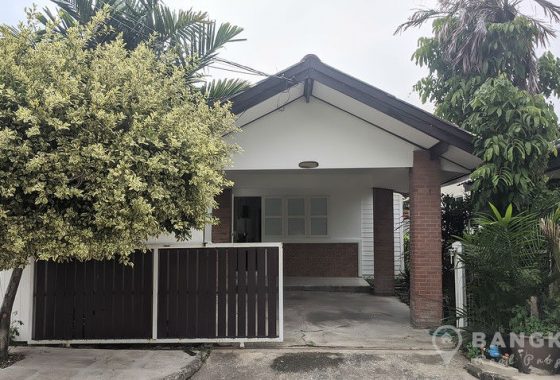 RENT Sammakorn Village Ramkhamhaeng Detached 2+1 bed 2 bath House with Garden