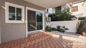 Sammakorn Village | Modern 2 +1 Bed Semi Detached House photo