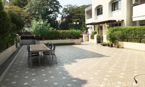 SALE Spacious 3+1 Bed 3 Bath Ekkamai Townhouse