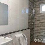 RENT Sammakorn Village หมู่บ้านสัมมากร รามคําแหง 112 Modern Bed Apartment Canal View (11)