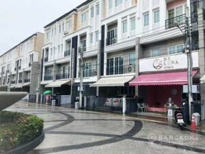 The Master @BTS Udomsuk | Spacious 4 Bed Home Office photo