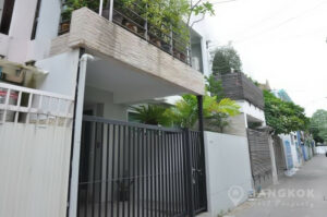 Ekkamai | Modern 3 Bed 2 Bath Townhouse near BTS photo