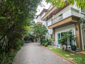Phra Khanong | Modern Detached 4 +1 Bed Family Home photo
