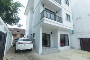 Ekkamai | Renovated Detached 3 Bed Home Office walk to BTS photo