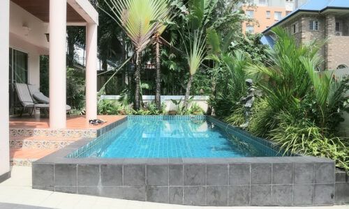 RENT ให้เช่าบ้าน 4 ห้องนอนพร้อมสระว่ายน้ำว่ายน้ำในพร้อมพงษ์ Phrom Phong Detached 4 Bed house with private pool