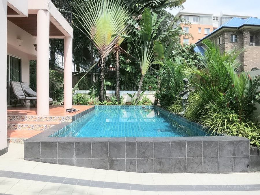 Phrom Phong | Elegant Detached 4 Bed with Private Pool photo