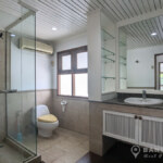 RENT ให้เช่าบ้านเดี่ยว 4 เอกมัย พร้อมสระว่ายน้ำส่วนกลาง Detached 4+1 Bed house in Ekkamai with shared pool