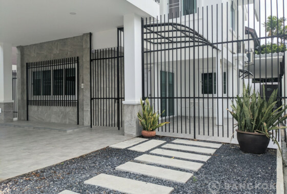 RENT ให้เช่าบ้านเดี่ยว 3+1 ห้องนอน หมู่บ้านสัมมากร renovated Detached 3+1Bed 3 bath House in Sammakorn