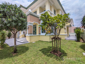 Laddawan Sukhumvit | Renovated 3 Bed House Near MRT photo