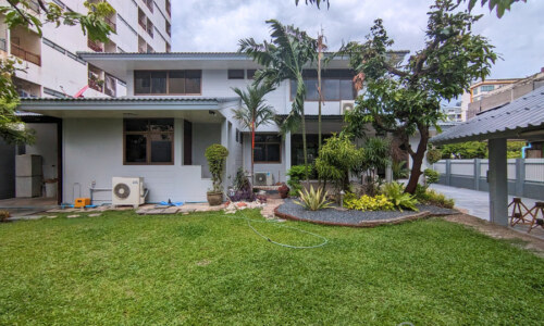 RENT ให้เช่าบ้านเดี่ยวในสุขุมวิทเดินไปbts Renovated Detached house 4 bed in sukhumvit walk to BTS