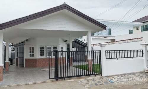 RENT ให้เช่าบ้านเดี่ยวในรามคำแหง Sammakorn Village Ramkhamhaeng Renovated 3 Bed 2 bath House with Garden