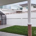 RENT ให้เช่าบ้านเดี่ยวในรามคำแหง Sammakorn Village Ramkhamhaeng Renovated 3 Bed 2 bath House with Garden