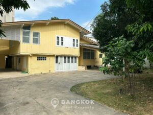 Ekkamai | Detached Commercial House near DONKI Mall Thonlor photo