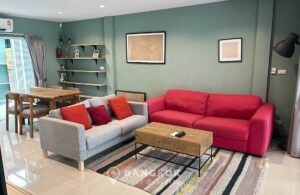 Pattanakarn | Modern 3 Bed 4 Bath Townhouse near MRT photo