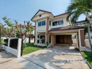 Sammakorn Village | Modern Detached 4+1 Bed House with Garden photo