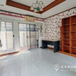 RENT หมู่บ้านสัมมากร Modern Detached house 4 beds 3 bath garden Sammakorn Village Ramkhamhaeng