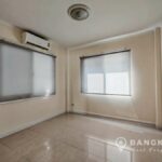 RENT หมู่บ้านสัมมากร Modern Detached house 4 beds 3 bath garden Sammakorn Village Ramkhamhaeng