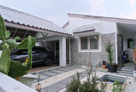 RENT หมู่บ้านสัมมากร Detached Renovated 3 bed 3 bath house with Garden in Sammakorn Village