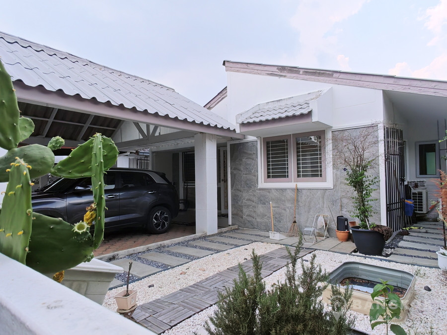 RENT หมู่บ้านสัมมากร Detached Renovated 3 bed 3 bath house with Garden in Sammakorn Village