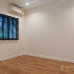 RENT หมู่บ้านสัมมากร Modern 4 bed 1 study house 4 bath house Sammakorn Village Ramkhamhaeng