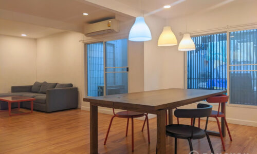 RENT หมู่บ้านสัมมากร Modern 4 bed 1 study house 4 bath house Sammakorn Village Ramkhamhaeng
