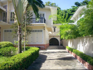 Sukhumvit | Renovated 5 Bed Detached Colonial Style House photo