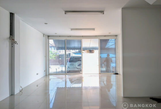 RENT หมู่บ้านสัมมากร Sammakorn Village Home Office 4 bed 5 bath in Ramkhamhaeng