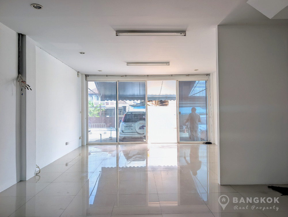 RENT หมู่บ้านสัมมากร Sammakorn Village Home Office 4 bed 5 bath in Ramkhamhaeng