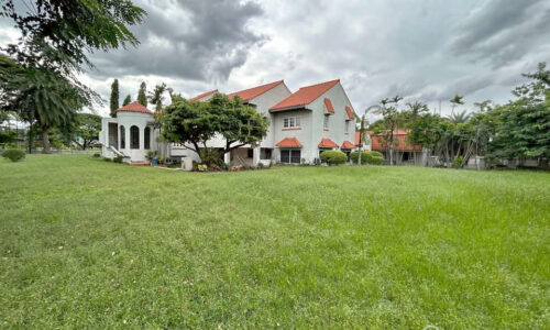 RENT Phattanakarn Detached House 4 bed 4 bath large garden 2 rai near Hua Mak MRT