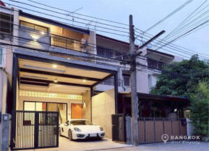 Ekkamai | Stylish Renovated “Loft Style” 5 Bed Townhome photo