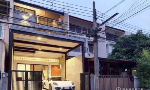 RENT-Sale ให้เช่าและขายทาวน์เฮาส์ 5 ห้องนอน เอกมัย Renovated 5 bed 5 bath townhome in Ekkamai