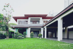 Punnawithi | Renovated Detached 5+1 Bed House near BTS photo