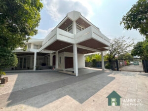 Phra Khanong | Spacious Detached 4+1 Bed walk to Bangkok Prep photo